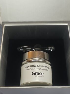 Grace Smoothing & Hydrating Peeling Gel - White & Silver